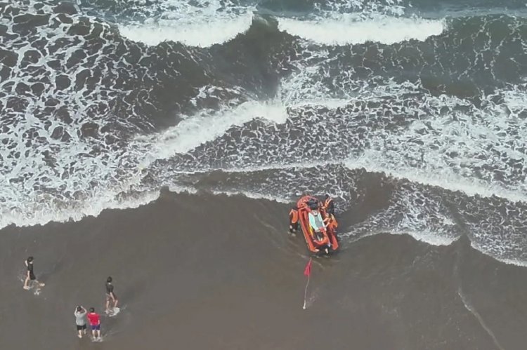 ilustrasi - Foto udara petugas melakukan pencarian terhadap wisatawan yang hilang terseret arus ombak di Pantai Baart, Kabupaten Pangandaran, Jawa Barat, Jumat (4/4/2025). (ANTARA/HO-Basarnas Bandung)
