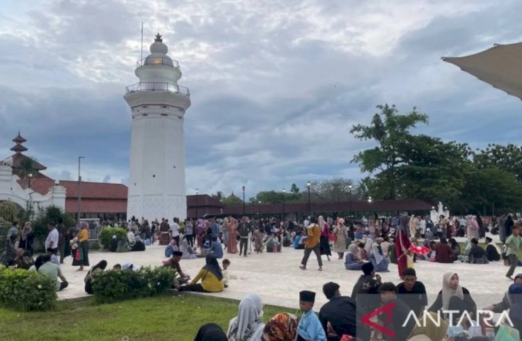 ilustrasi - Pengunjung padati kawasan wisata realigi Banten Lama di Kota Serang, Banten, Kamis, (3/4/2025). (ANTARA/Desi Purnama Sari)