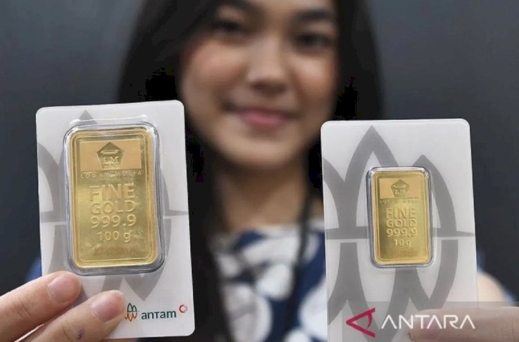 ilustrasi - Pekerja menunjukkan emas yang dijual di Butik Emas Logam Mulia PT. Aneka Tambang (Antam) di Pulogadung, Jakarta Timur, Kamis (28/11/2024). . ANTARA FOTO/ Fakhri Hermansyah/YU/pri.