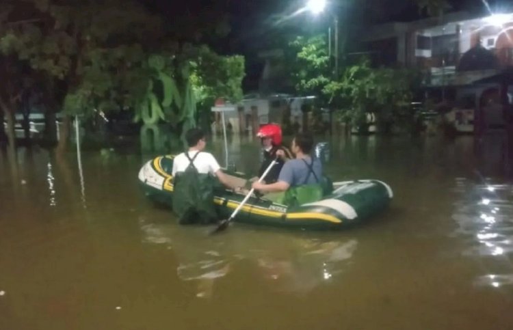 ilustrasi - Petugas BPBD Kota Tangerang melakukan evakuasi warga terdampak banjir. ANTARA/HO-Pemkot Tangerang