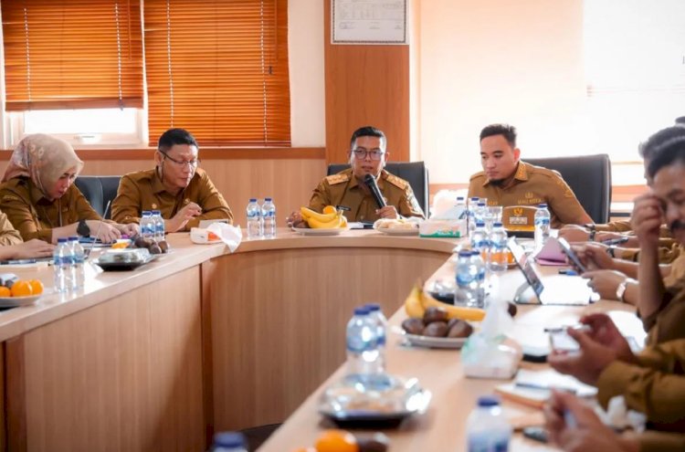 ilustrasi - Gubernur Banten Andra Soni memimpin rapat koordinasi bersama kepala Unit Pelaksana Teknis (UPT) Sistem Administrasi Manunggal Satu Atap (Samsat) aula UPT Samsat Kota Cilegon, Selasa (8/4/2025). (ANTARA/HO-Pemprov Banten)