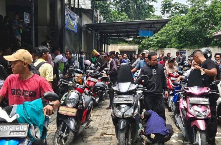 ilustrasi - Sejumlah warga saat mendatangi Samsat setempat untuk melakukan pembayaran pajak kendaraan bermotor. (Azmi)