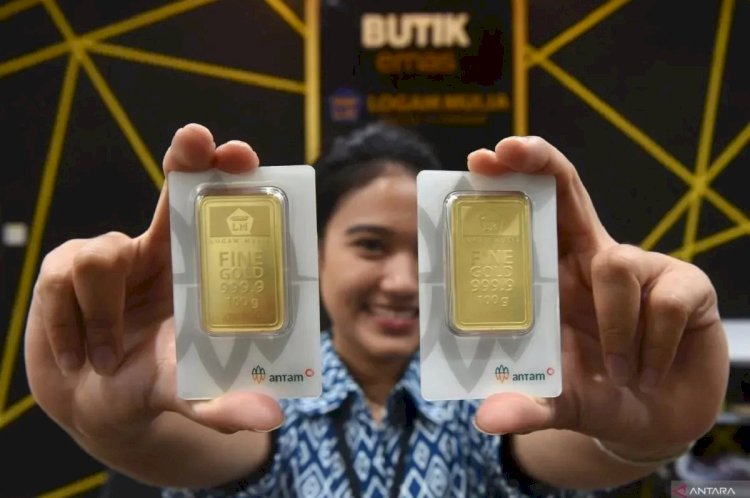 ilustrasi - Pegawai menunjukkan emas Antam yang dijual di Butik Emas Logam Mulia PT. Aneka Tambang (Antam), Jakarta, Kamis (22/8/2024). (ANTARA FOTO/Indrianto Eko Suwarso/Spt.)