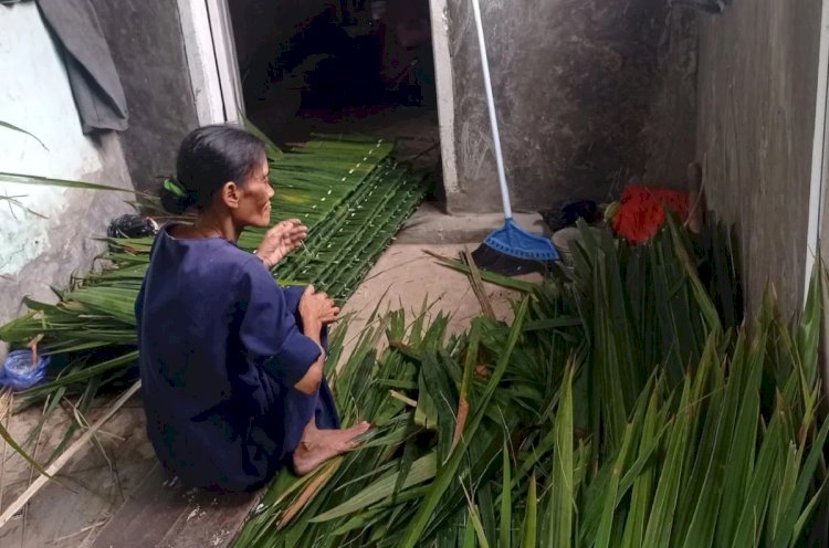 ilustrasi - Perajin atap rumbia di Kabupaten Lebak, Banten kewalahan melayani pesanan dari luar daerah untuk perumahan, villa dan rumah makan.ANTARA/Mansur