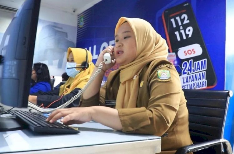 ilustrasi - Petugas sedang berkoordinasi dengan OPD terkait mengenai adanya laporan yang masuk melalui aplikasi LAKSA. ANTARA/HO-Diskominfo Kota Tangerang