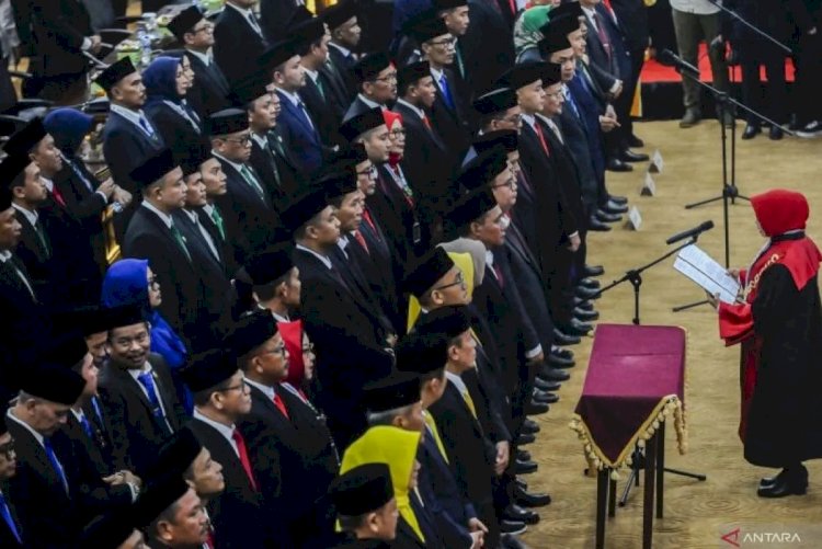 ilustrasi - Rapat Paripurna Pengucapan Sumpah Jabatan Anggota DPRD Provinsi Banten periode 2024-2029 di kantor DPRD Banten, Kota Serang, Banten, Senin (2/9/2024). ANTARA FOTO/Muhammad Bagus Khoirunas/Spt.