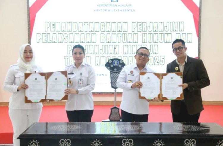 ilustrasi - Kakanwil Kemenkum Banten R. Natanegara (kedua kiri) melakukan penandatanganan perjanjian pelaksanaan bantuan hukum dan kinerja 2025 bersama organisasi bantuan hukum terakreditasi di Serang, Banten, Rabu (16/4/2025). ANTARA/HO-Kemenkum