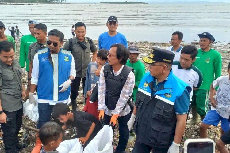 ilustrasi - Aksi pembersihan sampah bersama jajaran Dinas Pekerjaan Umum dan Penataan Ruang (DPUPR) Provinsi Banten di Teluk Labuan, Kabupaten Pandeglang, Jumat (18/4/2025). ANTARA/HO-Pemprov Banten