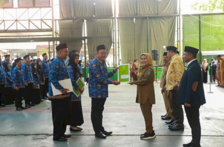 ilustrasi - Bupati Serang Ratu Tatu Chasanah menyerahkan SK saat pelantikan CPNS dan PPPK di Tenis Indoor Pemkab Serang, Banten, Selasa (15/4/2025). ANTARA/HO-Pemkab Serang