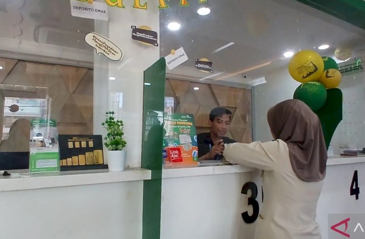 ilustrasi - Outlet Pegadaian Cabang Jambi ramai dikunjungi masyarakat yang datang membeli emas setelah lebaran, Kamis (10/4/2025). (ANTARA/Tuyani)