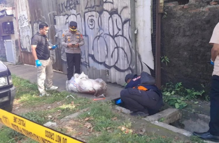 ilustrasi - Polisi sedang melakukan identifikasi mayat dalam karung yang ditemukan warga di pinggir jalan Daan Maogot KM.21 Batuceper Kota Tangerang. ANTARA/HO-Polres Metro Tangerang Kota