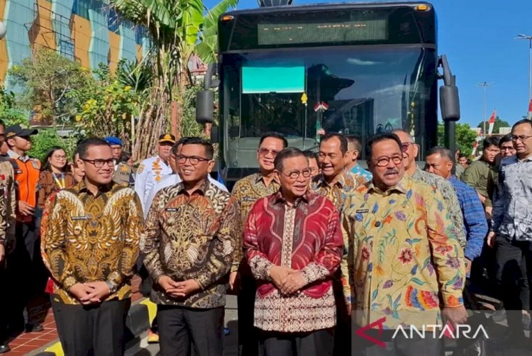 ilustrasi - Gubernur DKI Jakarta Pramono Anung dan Gubernur Banten Andra Soni saat meluncurkan Transjabodetabek rute Alam Sutera - Blok M di Halte Blok M, Kamis (24/4/2025). (ANTARA/Lifia Mawaddah Putri:)