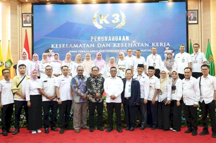 ilustrasi - Gubernur Banten Andra Soni memberi penghargaan kepada perusahaan Zero accident pada K3 Award 2025 di Pendopo Gubernur Banten, Kawasan Pusat Pemerintahan Provinsi Banten (KP3B), Curug, Kota Serang, Rabu (23/4/2025). (ANTARA/HO-Pemprov Banten)