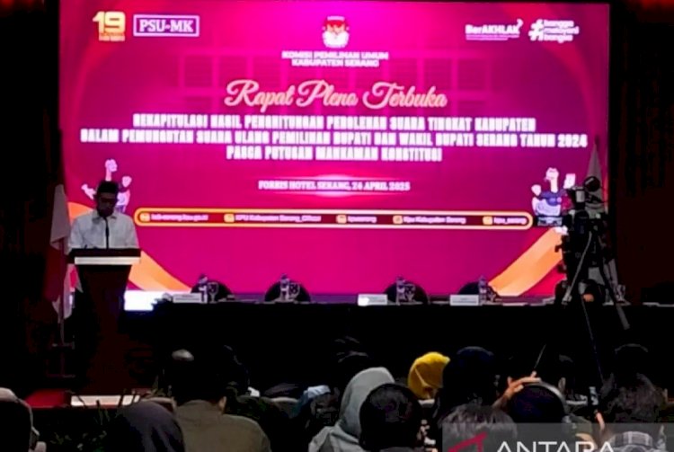 ilustrasi - Ketua Komisi Pemilihan Umum (KPU) Kabupaten Serang, Nasehudin (pojok kiri) saat rapat pleno rekapitulasi PSU di Serang, Banten, Kamis (24/4/2025) malam. (ANTARA/Desi Purnama Sari)