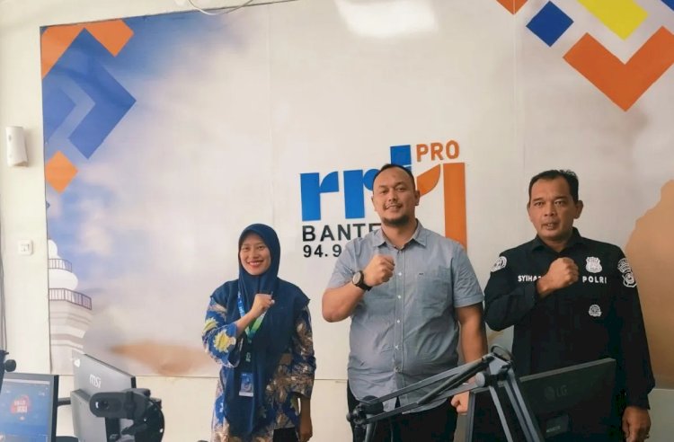 ilustrasi - Kasubdit 3 Kejahatan dan Kekerasan (Jatanras) Direktorat Reserse Kriminal Umum Polda Banten, Kompol M. Akbar Baskoro N.H (tengah) mengisi talkshow di RRI Banten, Kota Serang, Jumat (25/4/2025). (ANTARA/HO-Polda Banten)