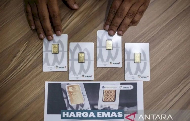 ilustrasi - Pekerja menunjukkan emas yang dijual di Butik Emas Logam Mulia PT. Aneka Tambang (ANTAM) Setiabudi One, Jakarta, Selasa (18/2/2025). (ANTARA FOTO/Dhemas Reviyanto/focpri.)