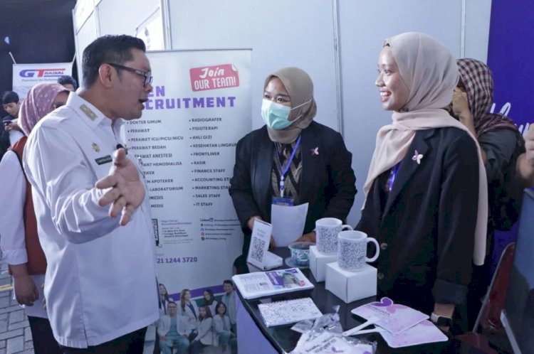 ilustrasi - Wakil Wali Kota Tangerang Maryono saat berbincang dengan petugas dalam acara job fair. ANTARA/HO-Pemkot Tangerang