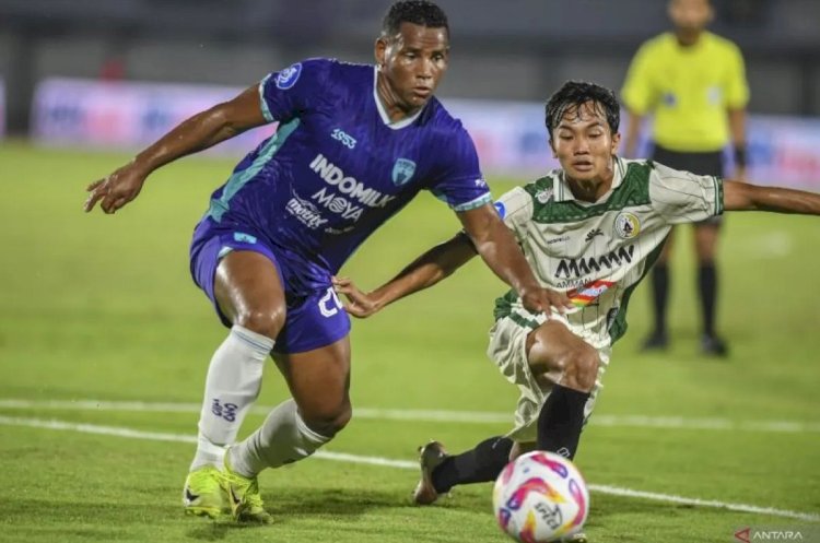 ilustrasi - Pemain Persis Solo Sho Yamamoto (kiri) berebut bola dengan pesepak bola PSS Sleman Riko Simanjuntak (kanan) pada lanjutan pertandingan BRI Liga 1 di Stadion Jatidiri, Semarang, Jawa Tengah, Selasa (11/3/2025). ANTARA FOTO/Makna Zaezar/rwa.