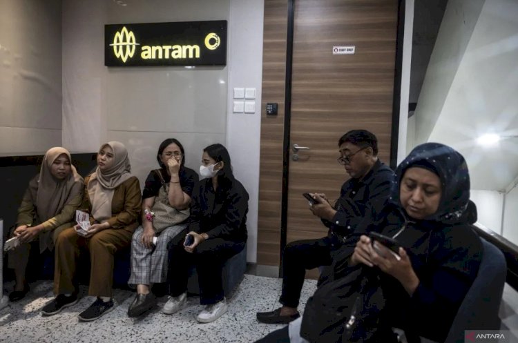 ilustrasi - Warga antre pemesanan emas Antam di Butik Emas Logam Mulia Antam kompleks DP Mall, Semarang, Jawa Tengah, Senin (14/4/2025). ANTARA FOTO/Aprillio Akbar/tom.