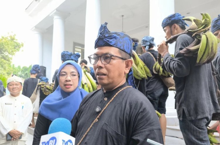 ilustrasi - Gubernur Banten Andra Soni dan Ketua TP PKK Provinsi Banten Tinawati Andra Soni seusai menerima rombongan warga Badui untuk acara Seba Badui di Gedung Negara Provinsi Banten, Sabtu (3/5/2025). ANTARA/Devi Nindy
