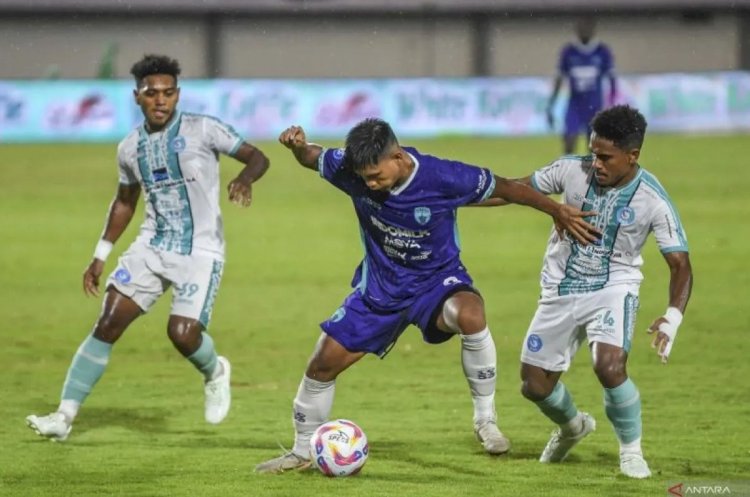 ilustrasi - Pemain Persita Tangerang Nur Hardianto (tengah) berebut bola dengan pesepak bola PSBS Biak Jeam Kelly Sroyer (kiri) dan Febrianto Uopmabin (kanan) pada pertandingan BRI Liga 1 2024/2025 di Stadion Indomilk Arena, Kabupaten Tangerang, Banten, Sabtu (3/5/2025). ANTARA FOTO/Galih Pradipta/foc.