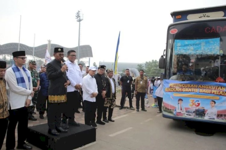ilustrasi - Wali Kota Tangerang Sachrudin didampingi Gubernur Banten Andra Soni saat meluncurkan layanan naik bus dan angkot gratis bagi pelajar dalam rangkaian Hari Pendidikan Nasional yang digelar di Stadion Benteng Reborn. ANTARA/Irfan