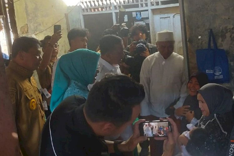 ilustrasi - Menteri Kependudukan dan Pembangunan Keluarga (Mendukbangga)/Kepala BKKBN Wihaji saat menyerahkan MBG kepada ibu menyusui di Tigaraksa Tangerang, Senin (5/5/2025). ANTARA/Irfan