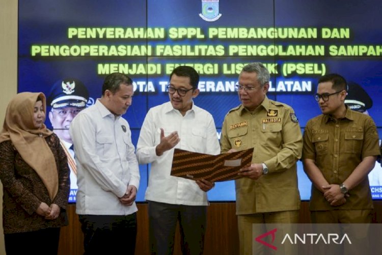 ilustrasi - Deputi Kementerian Koordinator Infrastruktur dan Pembangunan Kewilayahan Rachmat Kaimuddin (kedua kiri) bersama Direktur Perencanaan Sumber Daya Alam dan Industri Manufaktur Kementerian Investasi dan Hilirisasi Ratih Purbasari Kania (kiri), Wali Kota Tangerang Selatan Benyamin Davnie (kedua kanan), Wakil Wali Kota Tangerang Selatan Pilar Saga Ichsan (kiri) dan Direktur Utama PT Maharaksa Biru Energi Tbk. (OASA) sekaligus Pimpinan Konsorsium IEH-CNTY Bobby Gafur Umar (tengah) berbinca