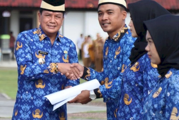 ilustrasi - Bupati Tangerang Banten Moch Maesyal Rasyid saat melantik ASN yang terdiri atas Pegawai Pemerintah dengan Perjanjian Kerja (PPPK) dan Calon Pegawai Negeri Sipil (CPNS) formasi Tahun Anggaran 2024. ANTARA/HO-Pemkab Tangerang.