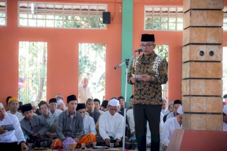 ilustrasi - Gubernur Banten Andra Soni dalam kegiatan Haul ke-21 Abuya Bustomi dan Haul ke-1 Hj Enok Bahryah binti Abuya Bustomi di Pondok Pesantren Al-Hidayah Cisantri, Desa Curugbarang, Kecamatan Cipeucang, Kabupaten Pandeglang, Senin (5/5/2025). ANTARA/HO-Pemprov Banten