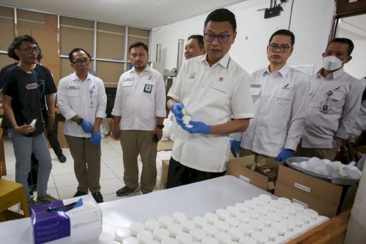 ilustrasi - Kepala Badan Pengawasan Obat dan Makanan (BPOM) Taruna Ikrar (tengah) menunjukkan bahan baku pembuat kosmetik ilegal seusai memimpin langsung penggerebakan pabrik kosmetik ilegal di Cireunde, Tangerang Selatan, Banten beberapa waktu lalu. ANTARA FOTO/Muhammad Iqbal/Spt.