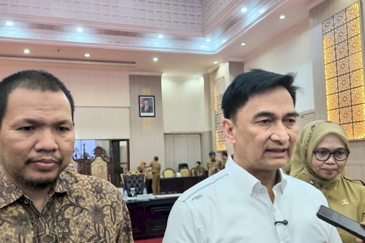 ilustrasi - Wakil Gubernur Banten A Dimyati Natakusumah (baju putih) dan Kasatgas Wilayah II.2 Direktorat Koordinasi dan Supervisi Wilayah II KPK Arief Nurcahyo (kiri) usai rapat koordinasi program pemberantasan korupsi terintegrasi tahun 2025 di Pendopo Gubernur Banten, Kota Serang, Banten, Selasa (6/5/2025). (ANTARA/Devi Nindy)