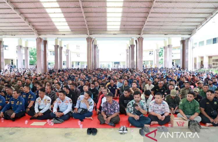 ilustrasi - Ribuan tenaga honorer Kota Tangerang saat mengikuti sosialisasi mengenai seleksai tahap II yang dilaksanakan di Puspemkot Tangerang. ANTARA/Irfan