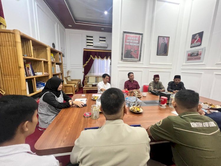 Warga saat mengadu ke DPRD Lebak, Banten terkait persoalan di Waduk Karian