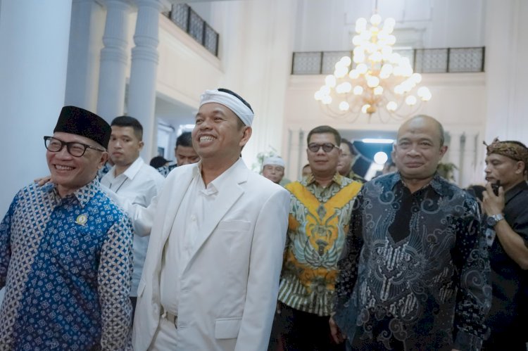 Ketua DPRD Banten, Fahmi Hakim (Batik Kuning)