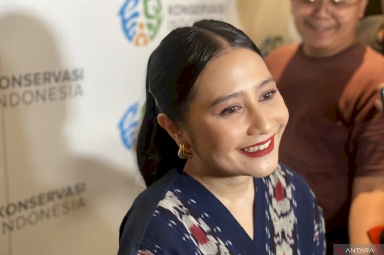 ilustrasi - Aktris dan Pegiat Lingkungan ​​​​ Prilly Latuconsina seusai mengikuti temu media di Jakarta, Selasa (25/2/2025). (ANTARA/Hreeloita Dharma Shanti)