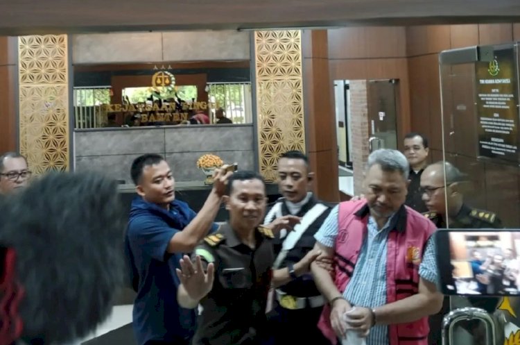 ilustrasi - Tersangka korupsi jasa pengangkutan dan pengelolaan DLH Kota Tangsel di Kejati Banten, Serang, Senin, (14/4/2025). (ANTARA/Desi Purnama Sari)