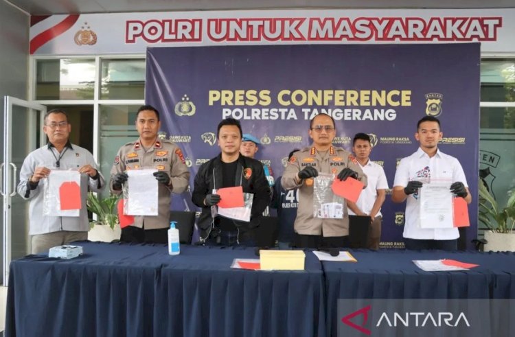 ilustrasi - Kapolresta Tangerang, Kombes Pol. Baktiar Joko Mujiono (ketiga kiri) didampingi Kasat Reskrim Polresta Tangerang Kompol Arief N Yusuf (ketiga kanan) saat menunjukan barang bukti hasil ungkap kasus penipuan di Mapolresta Tangerang, Banten. (ANTARA/Azmi Samsul Maarif)