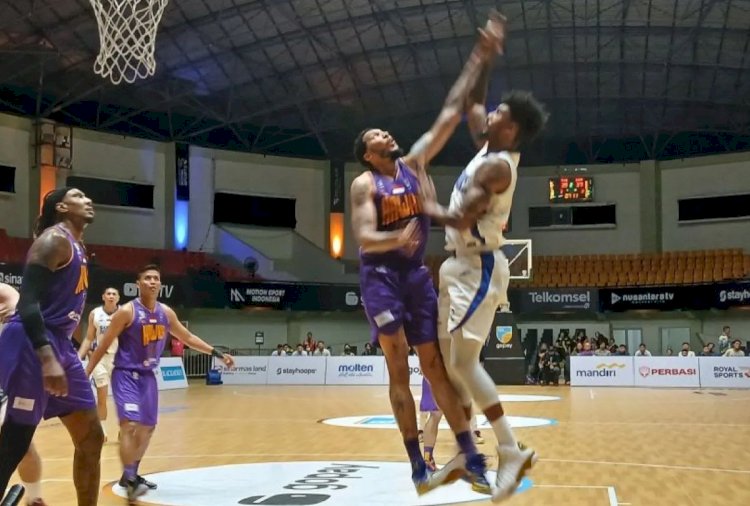 ilustrasi - Pemain Tangerang Hawks saat berebut bola dengan pembasket Satria Muda Pertamina Jakarta pada laga Indonesia Basketball League (IBL) GoPay 2025 di Indoor Stadium Sports Center, Rabu (7/5) malam. (ANTARA/Azmi Samsul Maarif)