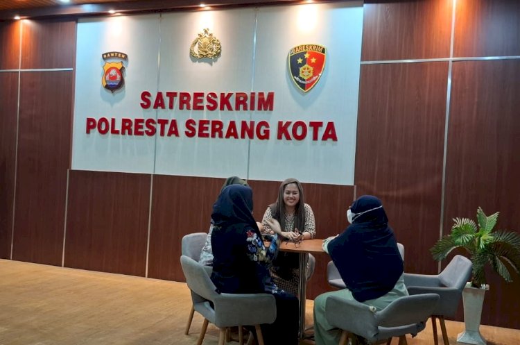Korban penipuan perumahan saat memantau proses penyelidikan (Dirhat/RMOL Banten)