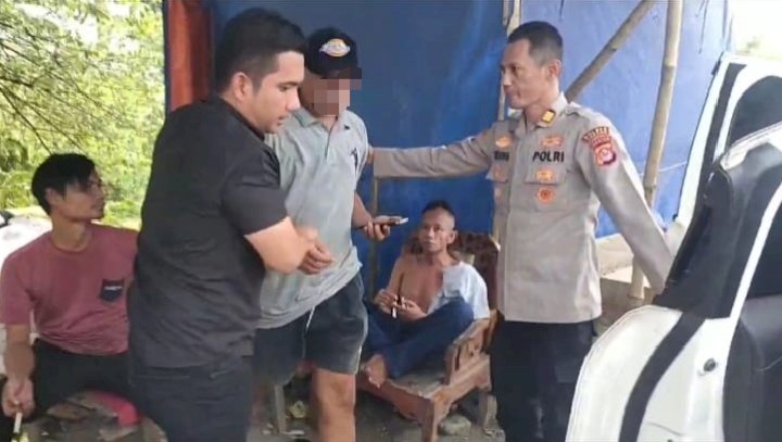 Polsek Cikande saat meringkus Ateng ketika sedang nongkrong (Istimewa)