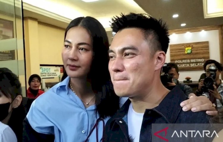 ilustrasi - Selebritas Baim Wong dan Paula Verhoeven di Polres Metro Jakarta Selatan, Jumat (7/10/2022). (ANTARA/Luthfia Miranda Putri)
