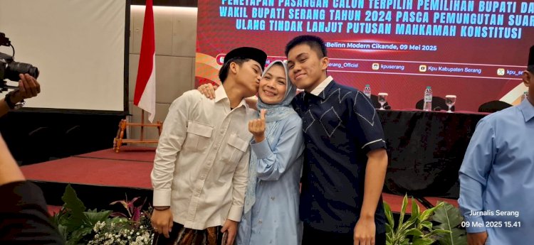Ratu Zakiyah (Tengah)