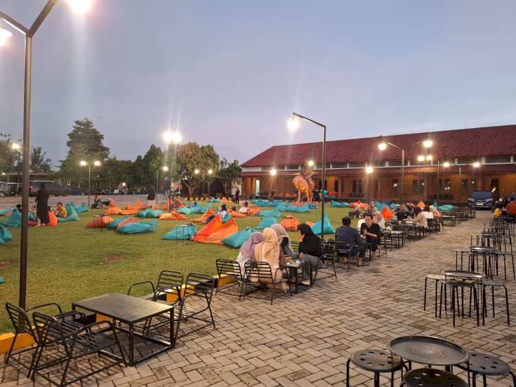Suasana sore di coffee 1994 Serang 