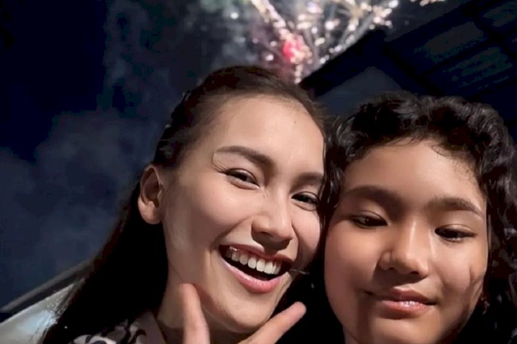ilustrasi - Ayu Ting Ting bersama anak perempuan Bilqis Khumaira Razak.(Instagram @ayutingting)