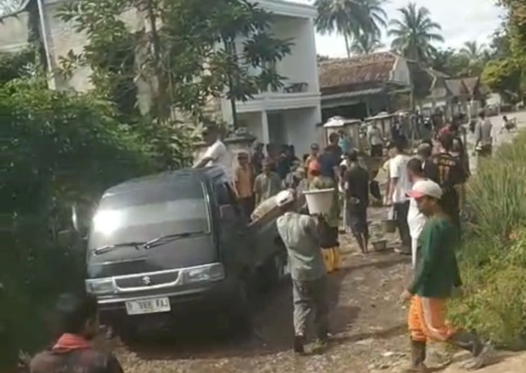 Warga Cadasari - Tapos saat melakukan perbaikan jalan secara swadaya (Istimewa)