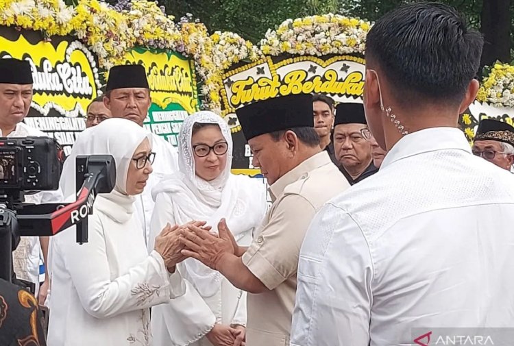 ilustrasi - Presiden Prabowo Subianto menyalami keluarga almarhum Mayjen TNI (Purn) Eddie Marzuki Nalapraya, saat melayat di Padepokan Pencak Silat, Taman Mini Indonesia Indah (TMII), Jakarta Timur, Selasa (13/5/2025). (ANTARA/Andi Firdaus)