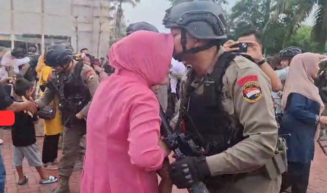 Anggota Brimob Polda Banten saat melepas rindu dengan keluarga (Dirhat/RMOL Banten)