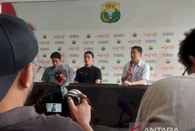 ilustrasi - Wakil Ketua Umum I PP PBSI Taufik Hidayat (kanan) bersama Jonatan Christie (tengah) dan Chico Aura Dwi Wardoyo (kiri) dalam konferensi pers di Pelatnas PBSI Cipayung, Jakarta, Kamis (15/5/2025). (ANTARA/Muhammad Ramdan)