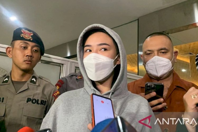 ilustrasi - Artis Amanda Manopo memberikan keterangan kepada wartawan di Bareskrim Polri, Jakarta, Senin (2/10/2023). (ANTARA/Laily Rahmawaty)